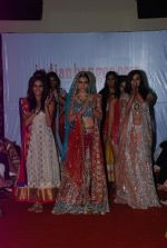 Zoa Morani at Indian Hanger anniversary bash with Neeta Lulla fashion show in Mumbai on 2nd May 2012 (202).JPG